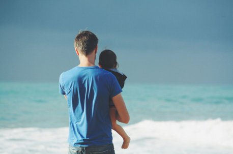 Parent and child enjoying summer vacation time together under a shared parenting arrangement in Ohio